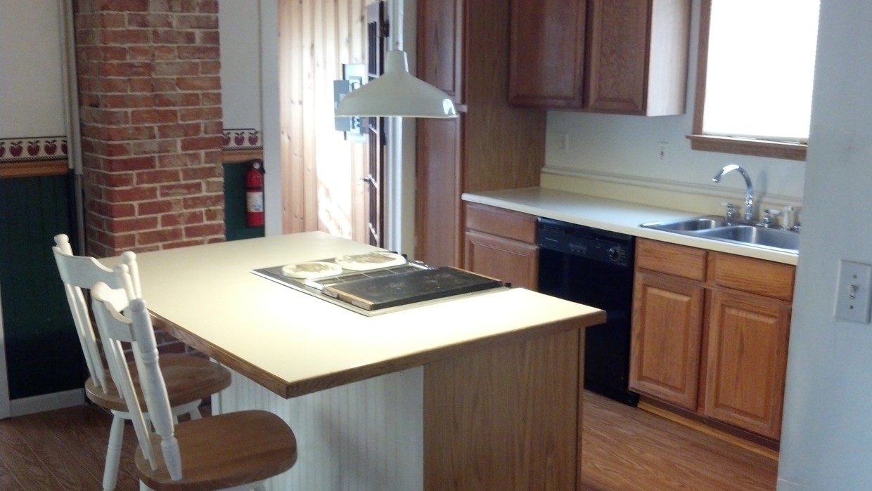Cocina con una isla/ desayunadores - 302 E 2nd St