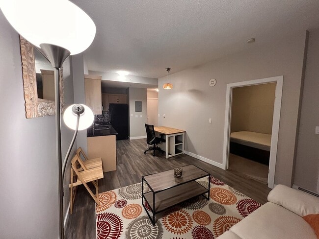 Photo du bâtiment - Upscale 1 Bedroom Apt, Furnished with Utilities Included