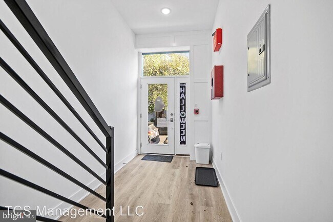 Building Photo - 3 br, 2.5 bath House - 2224 Amber St #1