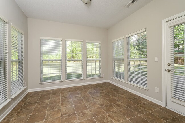 Foto del edificio - 235 Creeks Edge Ct