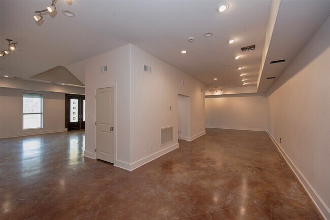 Building Photo - 2293 E Bayshore Dr