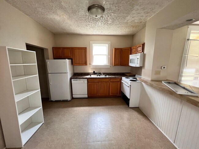 Foto del edificio - 3 Bedroom 2 Bath Located Near Campus