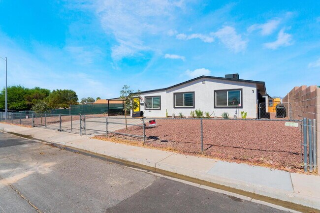 Foto del edificio - 2 Bedroom 1 bath Single Story Home on Large Lot with Solar and Water Purification