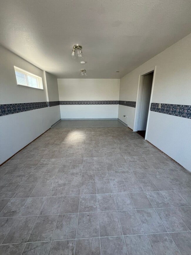 Building Photo - 4 Bedroom, 2 Bathroom Home - With Large Bo...