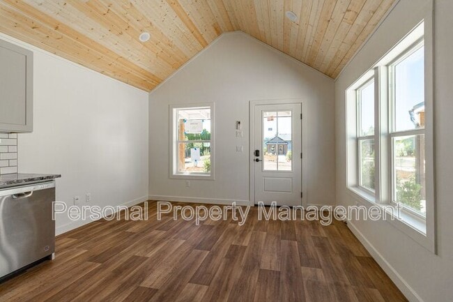 Building Photo - 8005 NE 32nd St