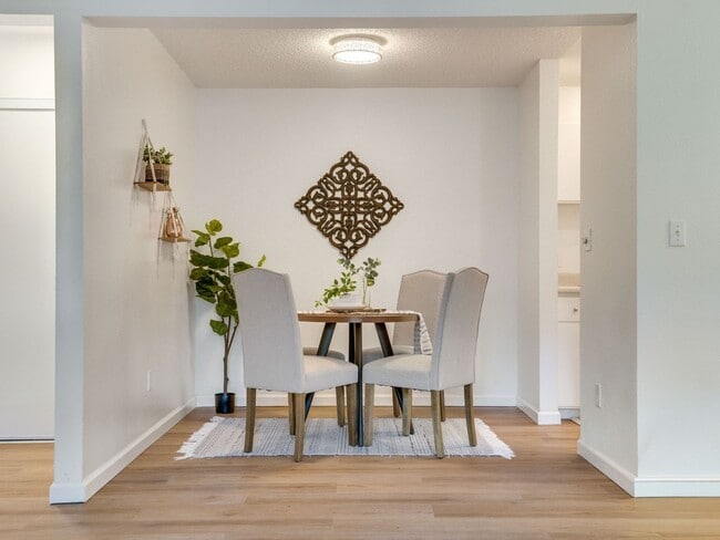 Building Photo - Cozy Condo Living in Tacoma's Desirable Highlands Community | Pool, Gym & Clubhouse