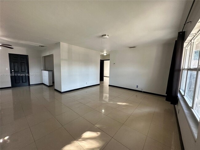 Foto del edificio - 2421 N 57th Terrace