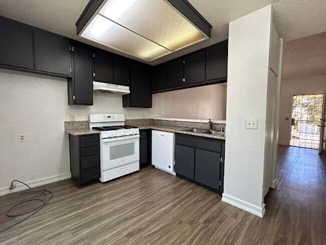 Building Photo - PRICE REDUCTION!! Cozy 2 Bedroom 1 Bathroo...