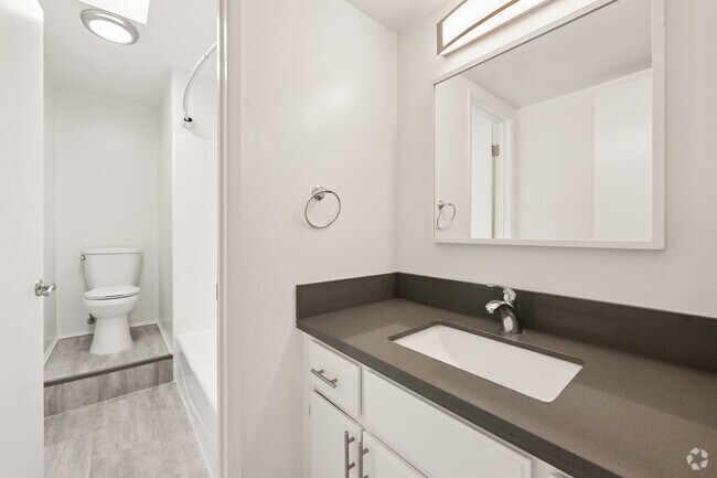 2 habitaciones, 2 baños - 1200 pies cuadrados - Baño principal - 5505 Zelzah