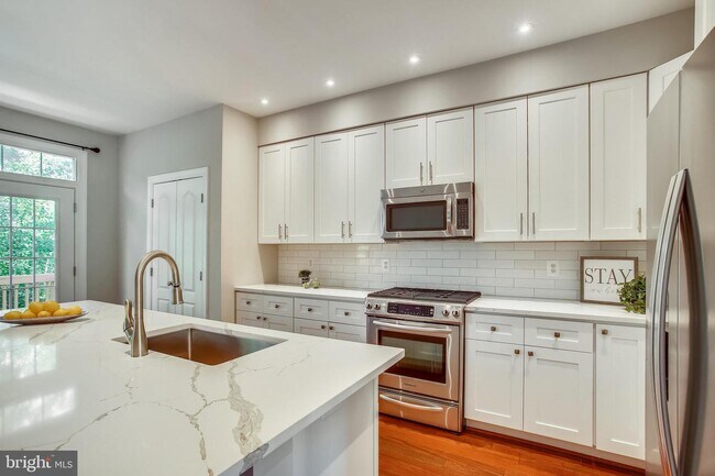 Foto del edificio - 13364 Colchester Ferry Pl