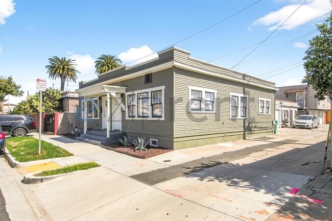 Building Photo - 854 Orange Ave