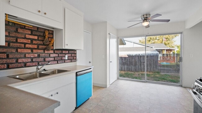 Foto del edificio - 4 Bedroom home with RV parking
