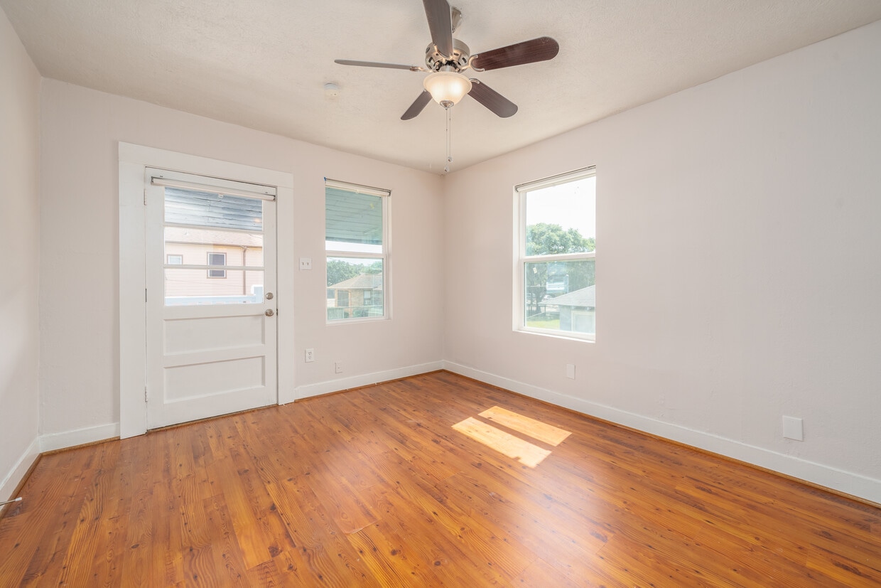 Front door/living room - 1330 Yale St