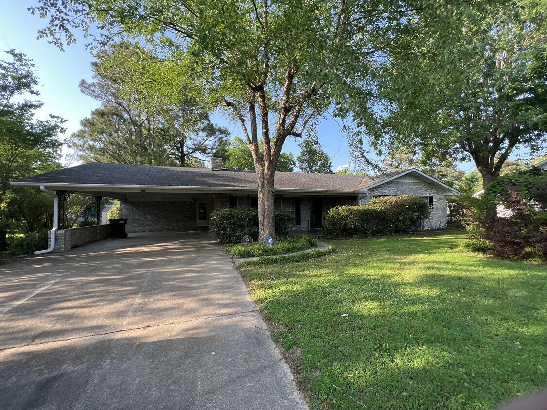 Primary Photo - 504 W South