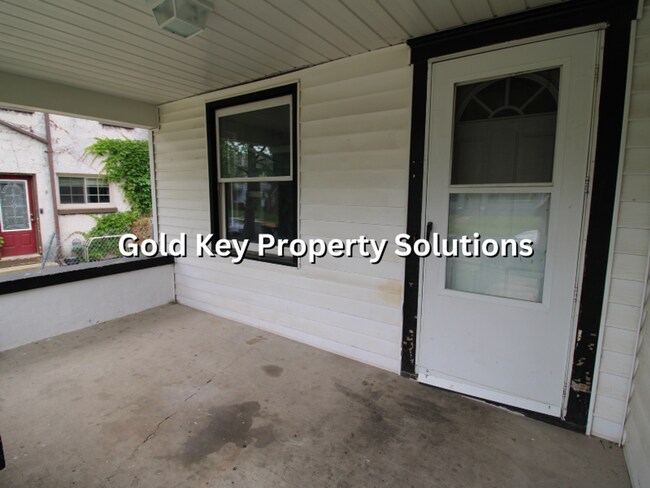 Foto del edificio - REDUCED PRICE!! Spacious 3 BR 1 BA House with Dining Room and Fenced Backyard. (SECTION 8 APPROVED)