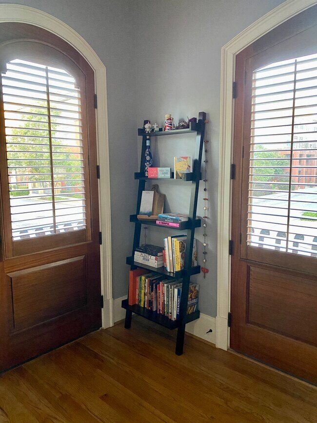 Foto del edificio - 384 16th St NW