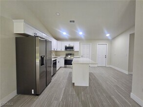 Building Photo - 874 Apartment St