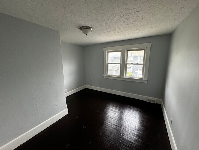 Building Photo - Charming 3-Bedroom Home: Your Perfect Blen...