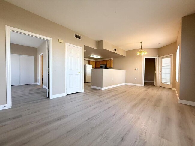 Foto del edificio - Gated condo boasts 2 bedrooms and 2 bathrooms