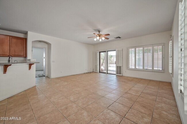 Foto del edificio - 5022 E Wallace Ave