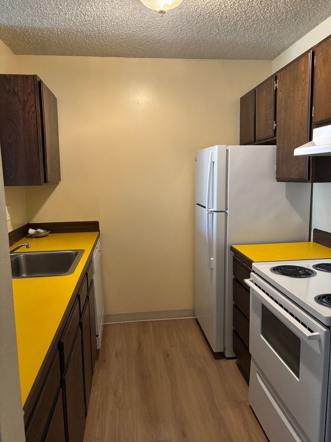 Building Photo - 1 Bedroom Condo close to Washington Square with seasonal outdoor pool and move in special!