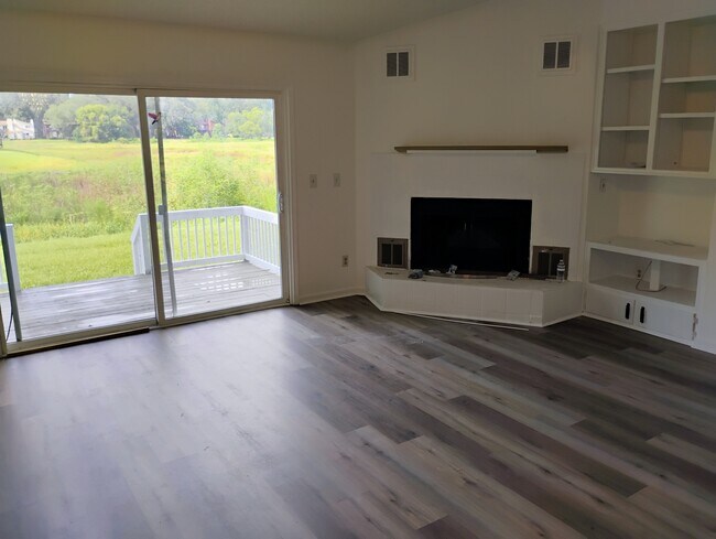 Sala de estar con chimenea - 3058 Bayshore Dr