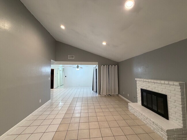 Foto del edificio - Move in ready 3 Bd 2BA home in upper NE Bakersfield