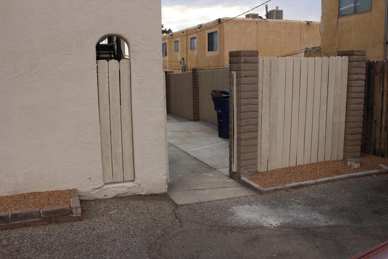 Foto principal - 1729 Paisano St NE