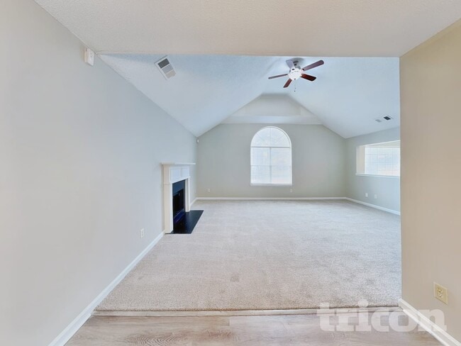 Foto del edificio - 6053 Crooked Creek Dr.