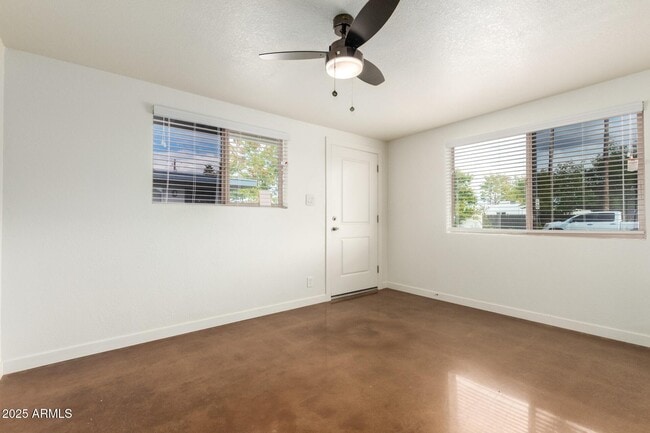Building Photo - 616 S Bellview
