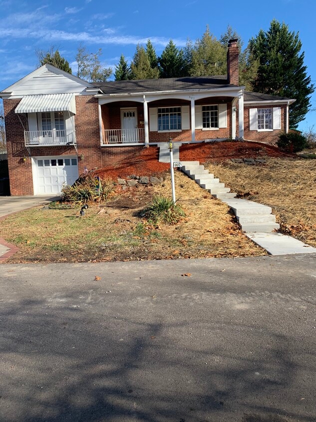 907 Breezemont Dr, Charleston, WV 25302 House Rental in Charleston