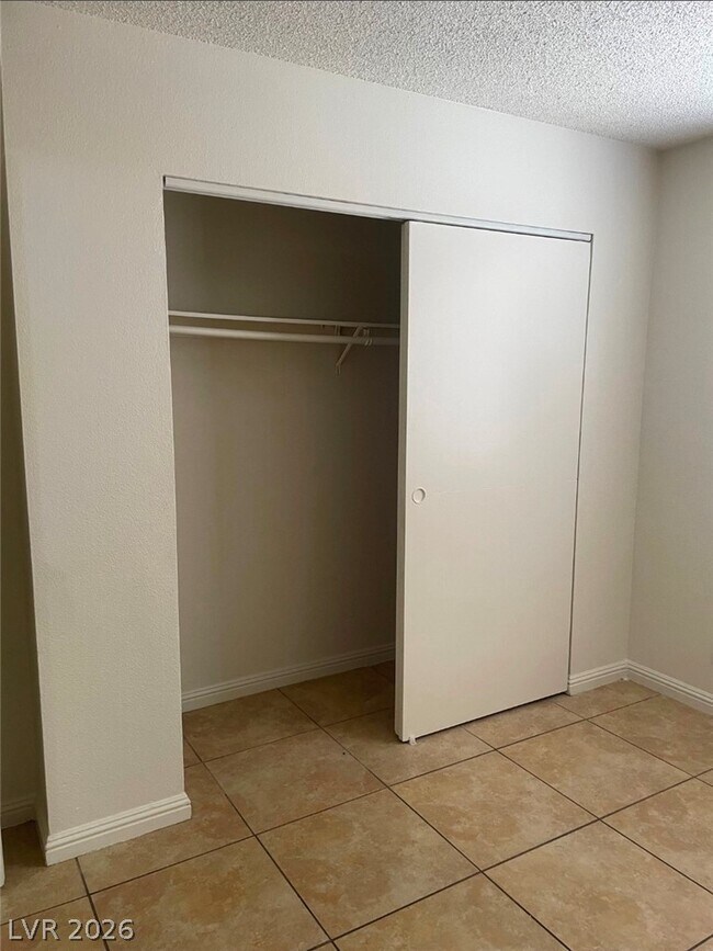 Building Photo - 4570 Carriage Park Dr