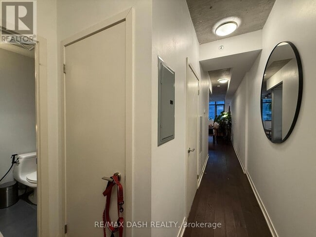 Building Photo - 8 Gladstone Ave