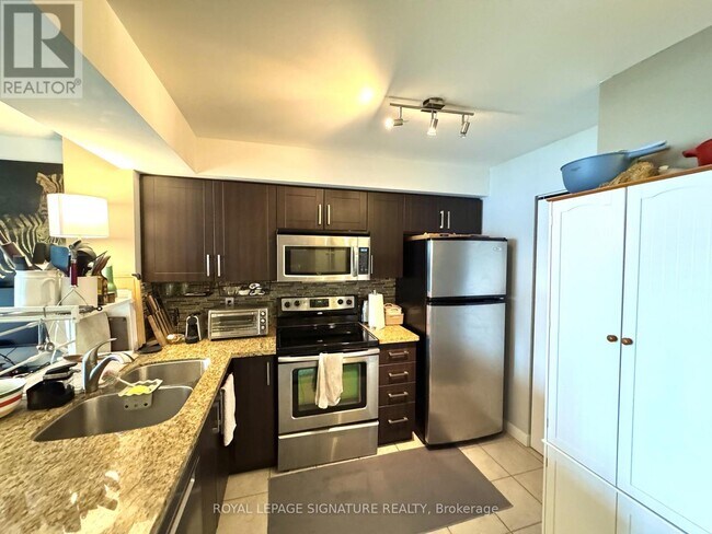 Building Photo - 323 Richmond St E