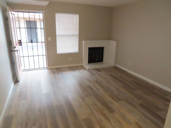 Building Photo - Renovated 2 Bed 2 1/2 Bath Condo with Atta...