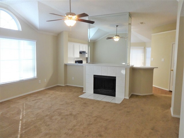 Foto del edificio - 649 Babbling Brook Dr