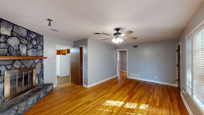 Building Photo - Forest Hills 4/2