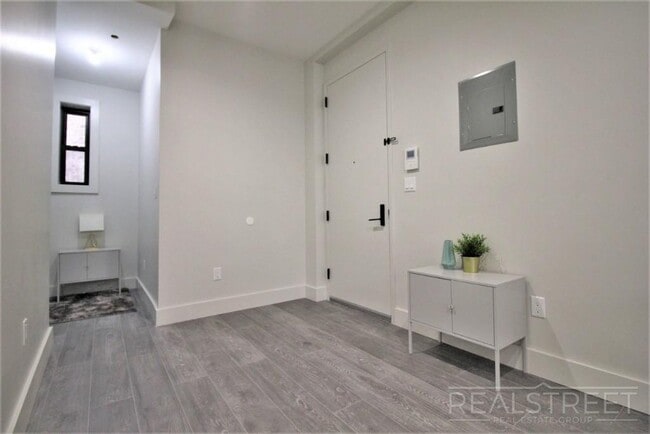 Building Photo - Brand New 1 Bed w Full Kitchen Amenities i...