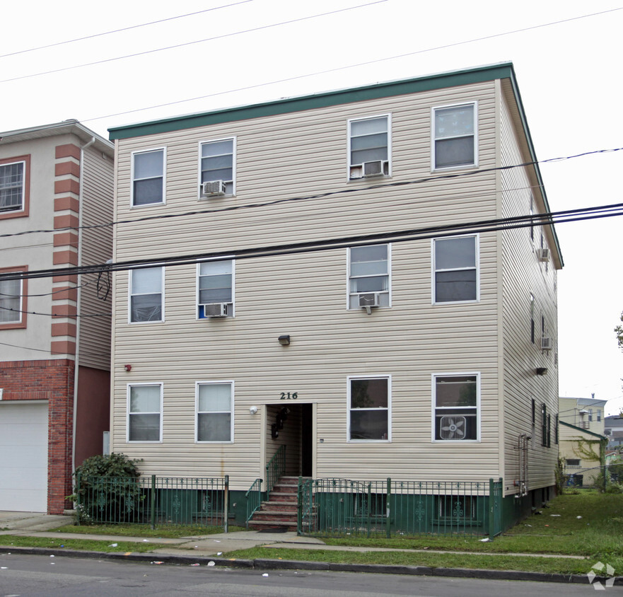Primary Photo - 216 Trumbull St