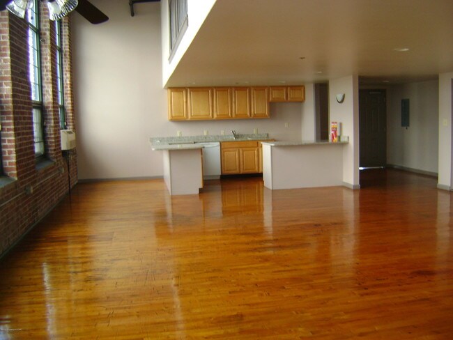 Building Photo - 324 Allen St