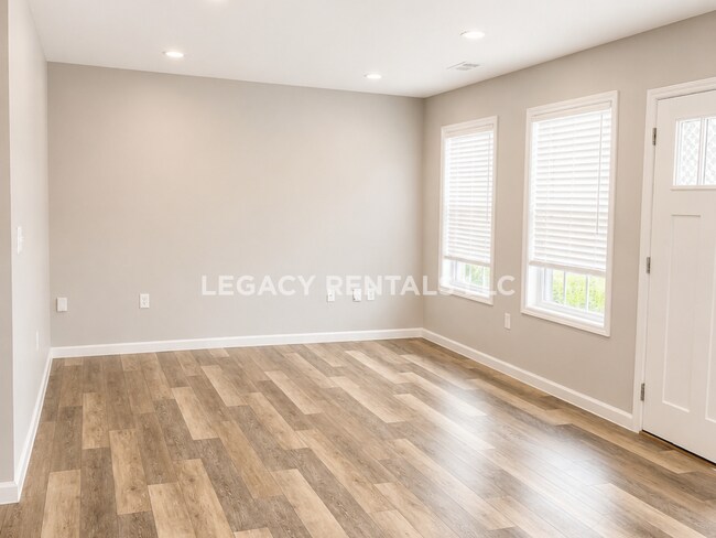 Foto del edificio - 240-242 Longwood Ln.