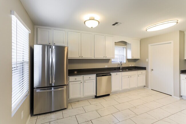 Foto del edificio - 6945 Meadow Way Ln