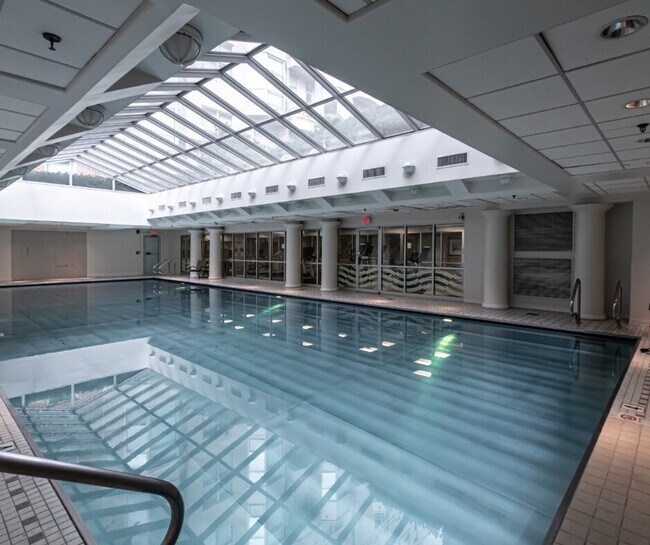 Foto del edificio - 699 E St NW