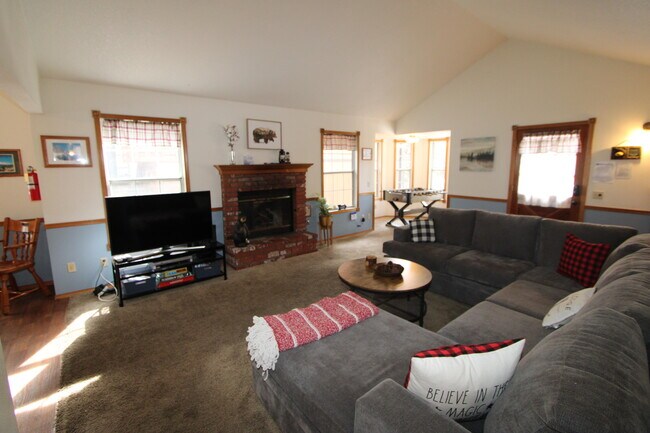 Building Photo - 43073 Grizzly Ct