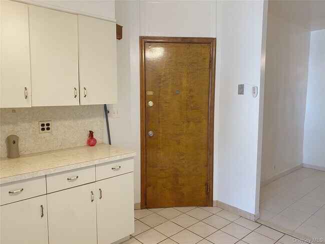 Foto del edificio - 74-51 64th Pl