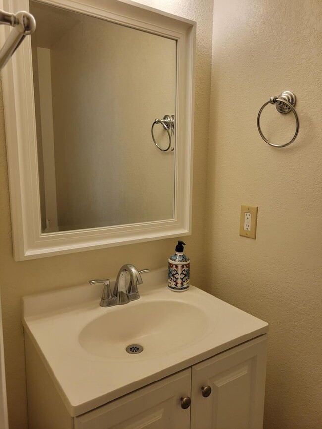 Building Photo - Great 2 bedroom 1.5 bath Townhome