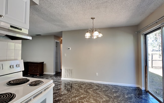 Foto del edificio - 1215 Lake Highland Dr