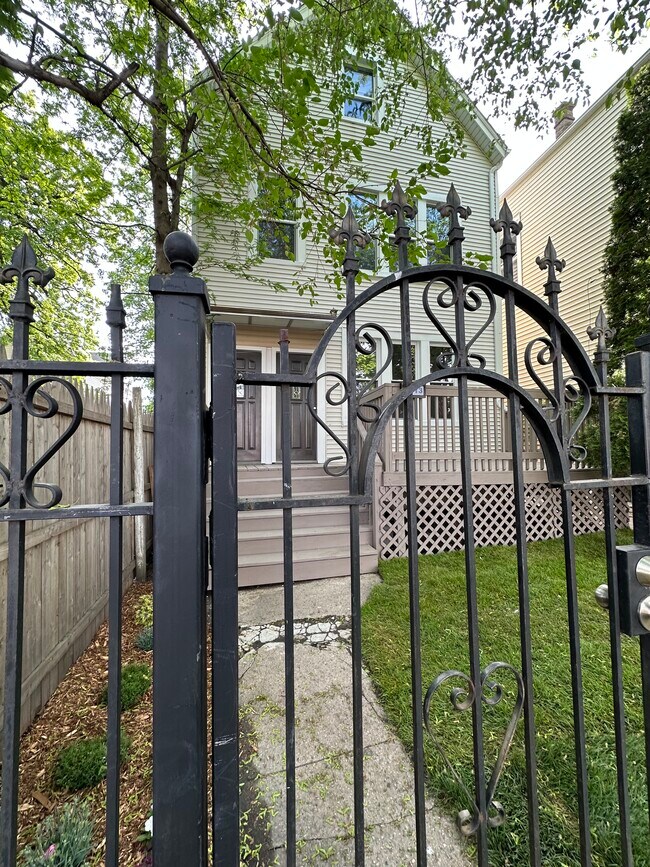 Foto del edificio - 2113 N Lorel Ave