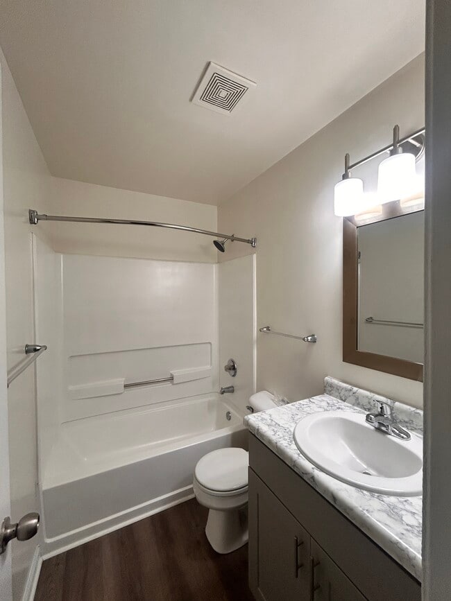 Building Photo - 1021 Fords Pointe Cir