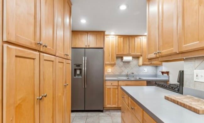 Building Photo - 857 N La Salle Dr